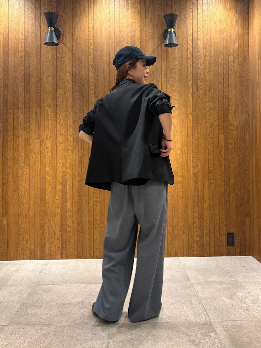 ブラック系のテーラードジャケット、ブラック系のTシャツ/カットソー、グレー系のその他パンツを着用したレディースの春コーディネートの4枚目の写真