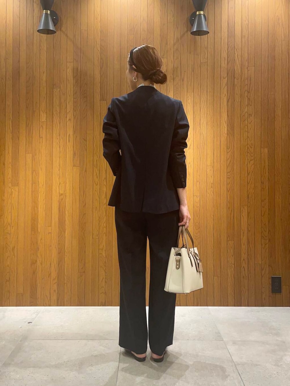 ホワイト系のトートバッグ、ブルー系のその他パンツ、ブルー系のノーカラージャケットを着用したレディースの冬コーディネートの4枚目の写真