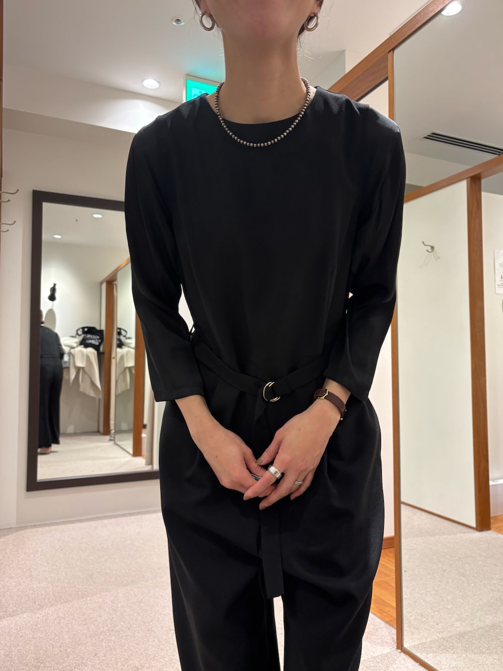 ブラック系のノーカラージャケット、ブラック系のその他パンツ、シルバー系のパンプスを着用したレディースの冬コーディネートの8枚目の写真