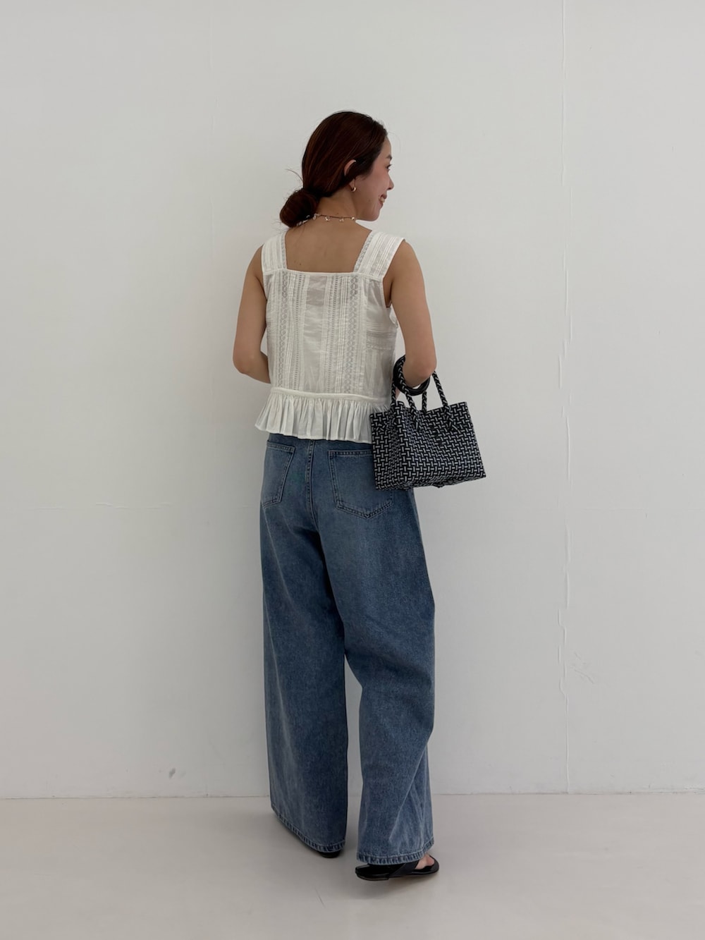 ブルー系のデニムパンツ、その他のトートバッグ、ホワイト系のシャツ/ブラウスを着用したレディースの夏コーディネートの5枚目の写真