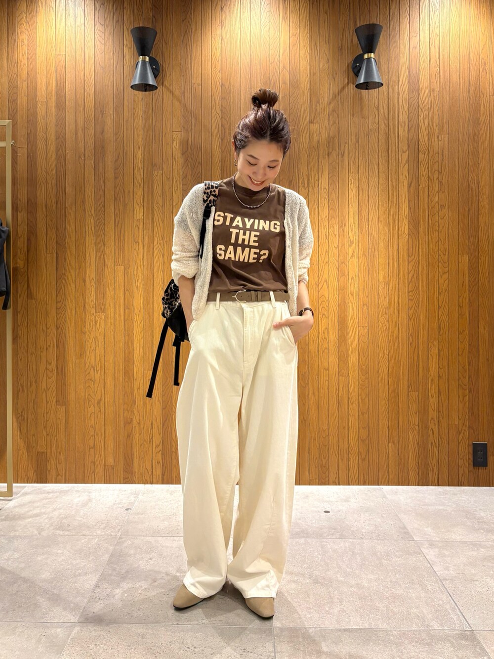 ホワイト系のカーディガン/ボレロ、ブラウン系のTシャツ/カットソー、ホワイト系のその他パンツを着用したレディースの秋コーディネートの7枚目の写真