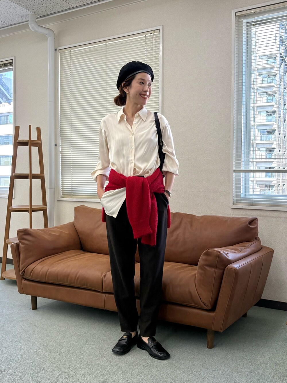 レッド系のニット/セーター、ブラウン系のその他パンツ、ブラック系のローファーを着用したレディースの秋コーディネートの2枚目の写真
