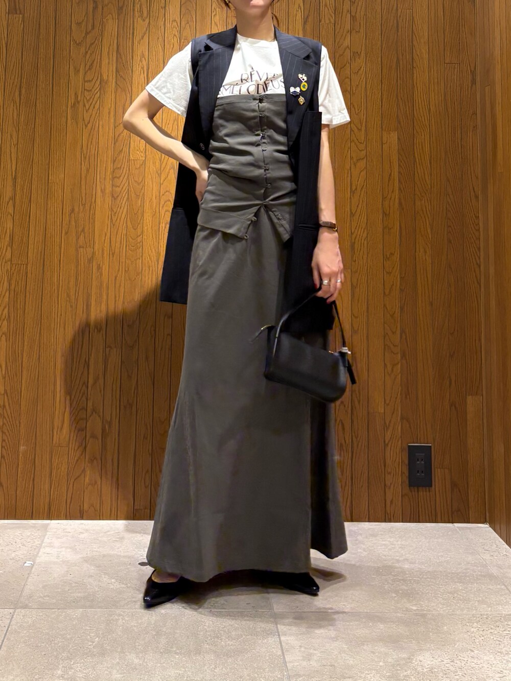 グレー系のスカート、その他のTシャツ/カットソー、ブラック系のハンドバッグを着用したレディースの春コーディネートの4枚目の写真