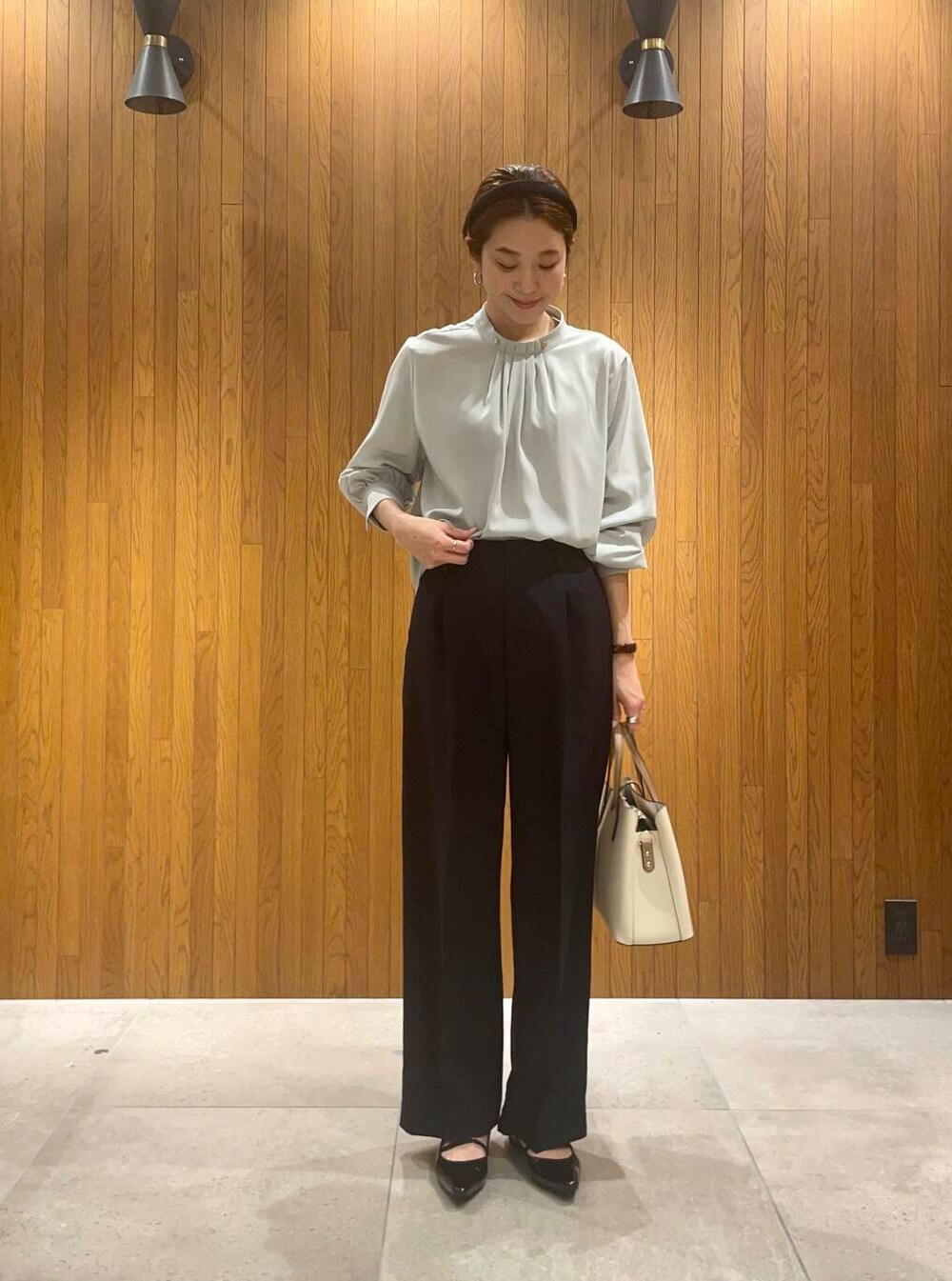 ホワイト系のトートバッグ、ブルー系のその他パンツ、ブルー系のノーカラージャケットを着用したレディースの冬コーディネートの5枚目の写真