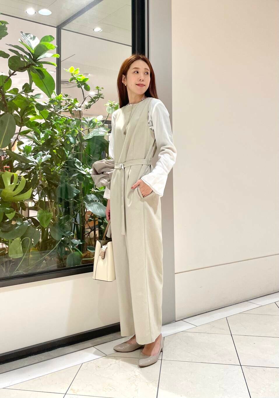 ホワイト系のトートバッグ、ベージュ系のパンプス、ホワイト系のシャツ/ブラウスを着用したレディースの冬コーディネートの7枚目の写真