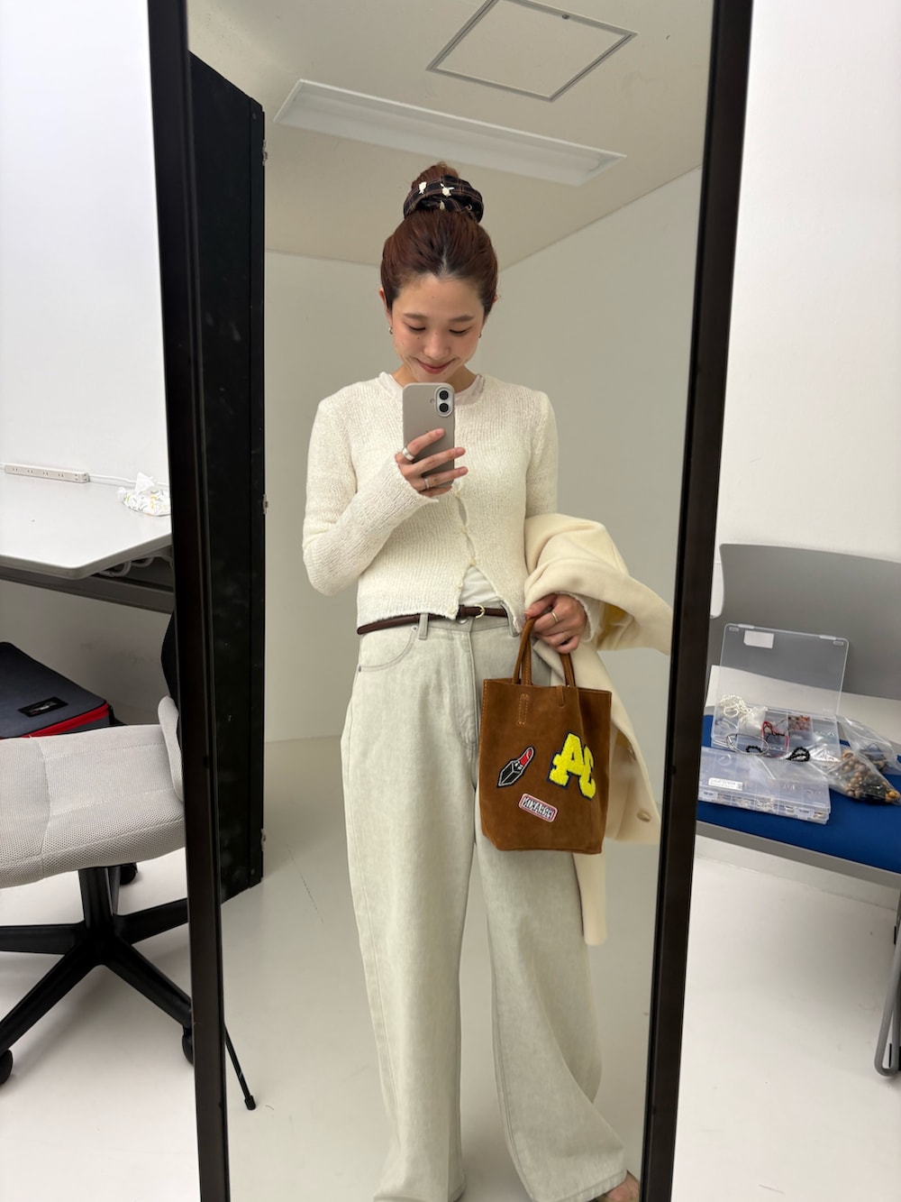ホワイト系のその他アウター、ホワイト系のカーディガン/ボレロ、グレー系のデニムパンツを着用したレディースの秋コーディネートの7枚目の写真
