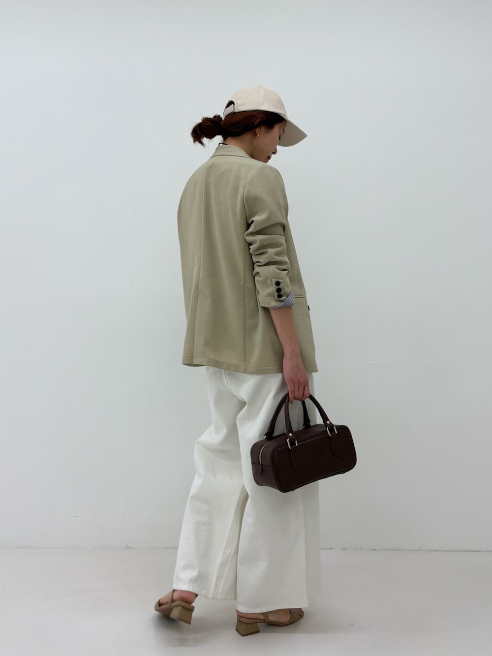 ベージュ系のその他アウター、ブルー系のシャツ/ブラウス、ホワイト系のデニムパンツを着用したレディースの春コーディネートの3枚目の写真