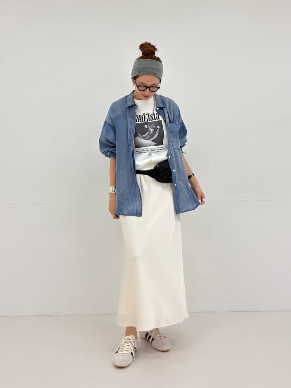 ブルー系のシャツ/ブラウス、その他のTシャツ/カットソー、ホワイト系のスカートを着用したレディースの夏コーディネートの6枚目の写真