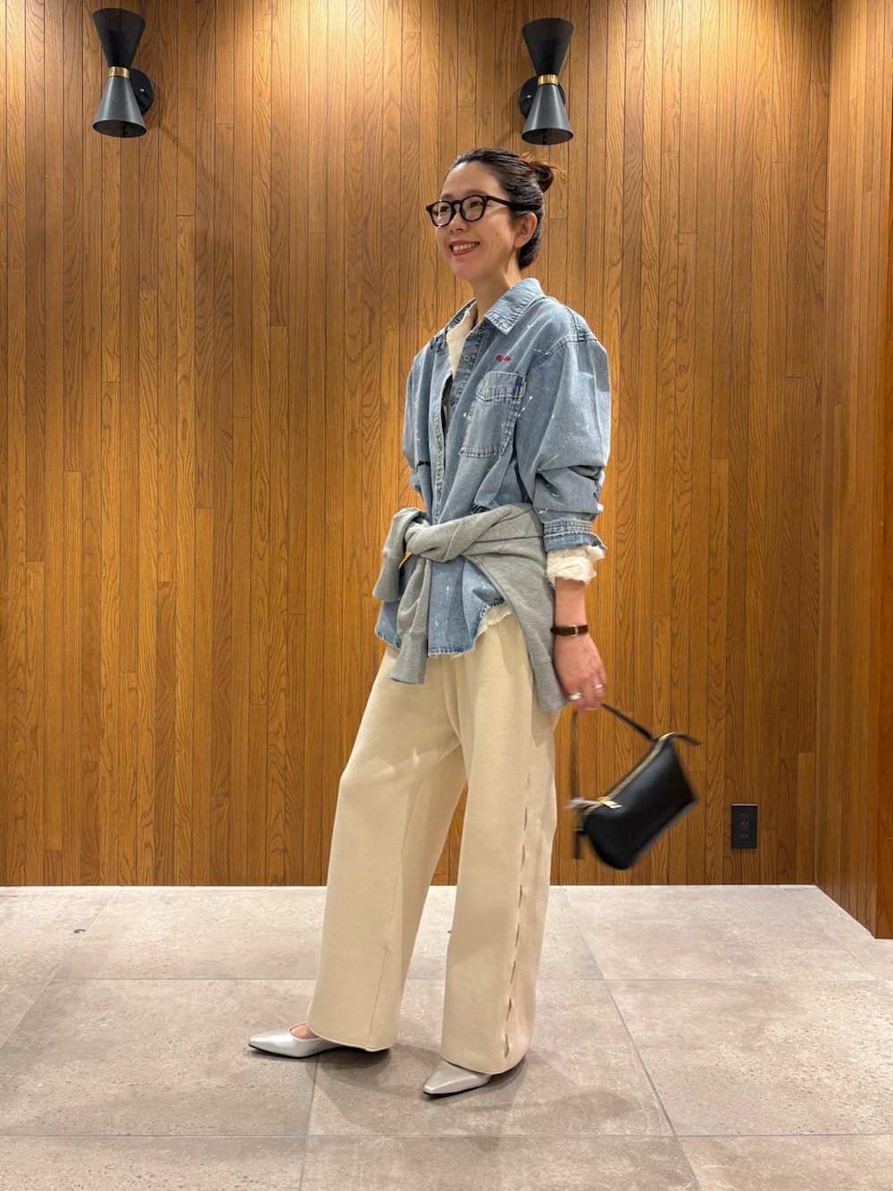 ブルー系のシャツ/ブラウス、ホワイト系のシャツ/ブラウス、ホワイト系のその他パンツを着用したレディースの冬コーディネートの2枚目の写真