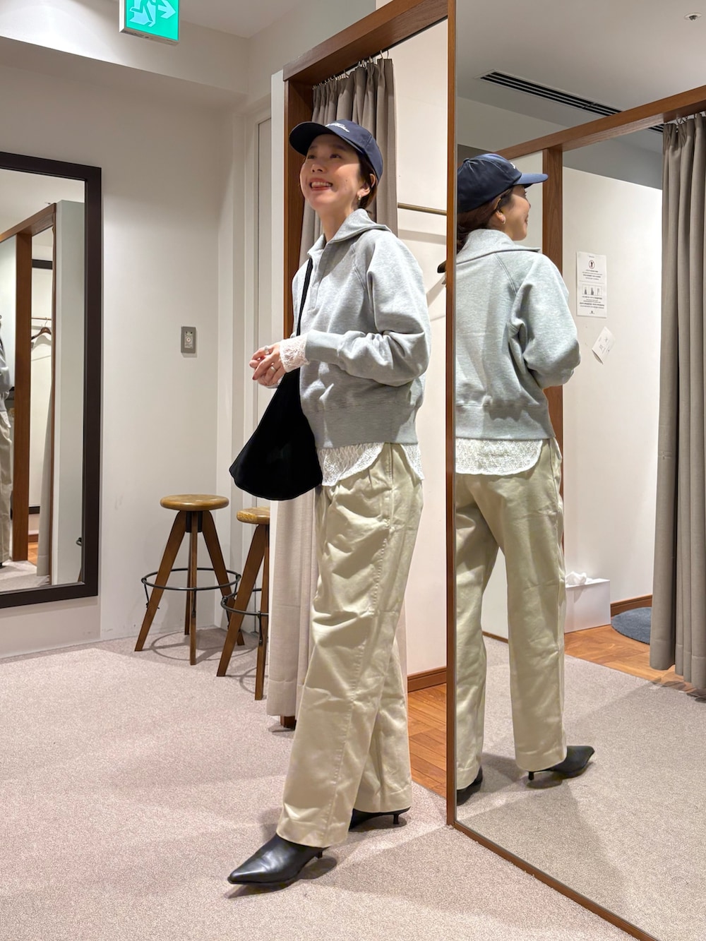 ベージュ系のチノパンツ、ブラック系のその他アウター、グレー系のスウェットを着用したレディースの冬コーディネートの5枚目の写真