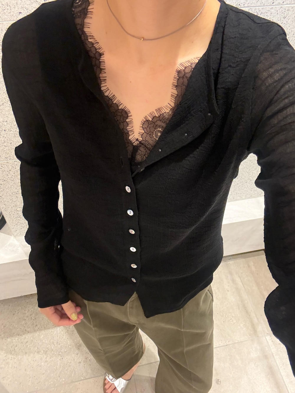 ブラック系のタンクトップ、グリーン系のその他パンツ、ブラック系のカーディガン/ボレロを着用したレディースの夏コーディネートの9枚目の写真