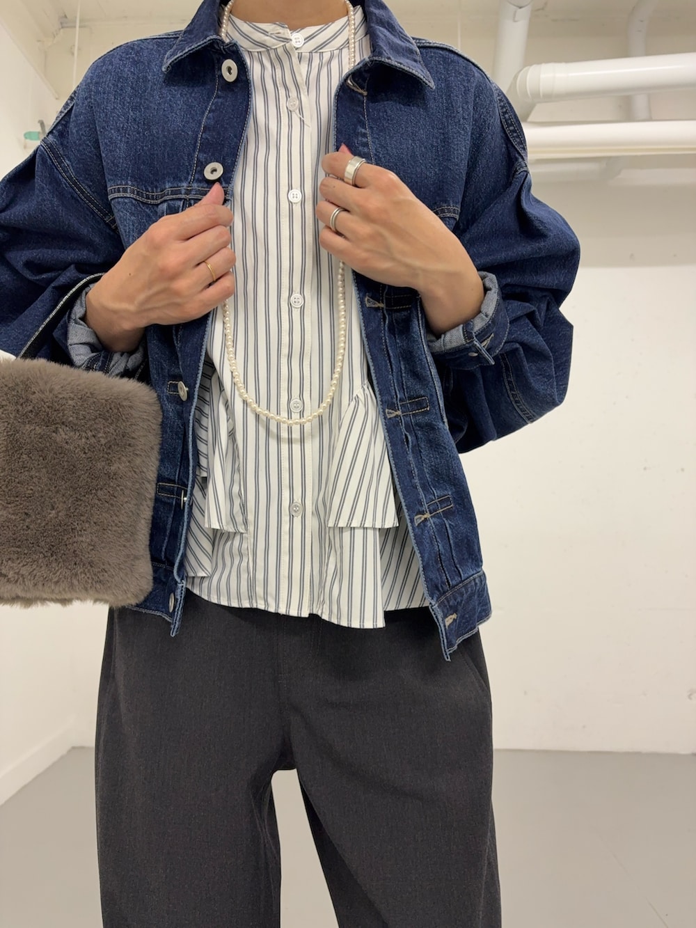 ホワイト系のシャツ/ブラウス、シルバー系のパンプス、ブルー系のデニムジャケットを着用したレディースの夏コーディネートの5枚目の写真
