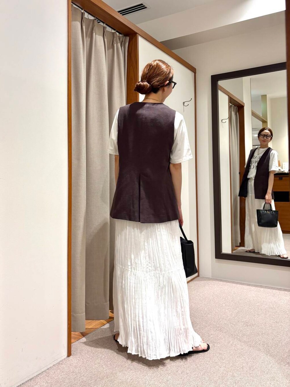 その他のTシャツ/カットソー、ホワイト系のスカート、ブラウン系のベストを着用したレディースの夏コーディネートの3枚目の写真