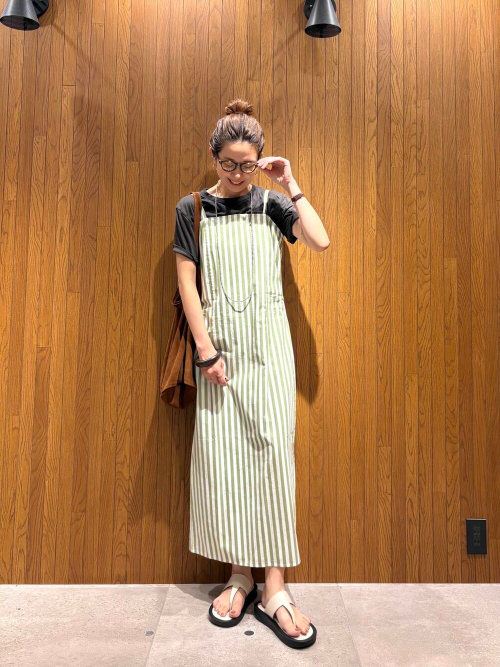 その他のワンピース、ブラウン系のメガネを着用したレディースの夏コーディネートの2枚目の写真