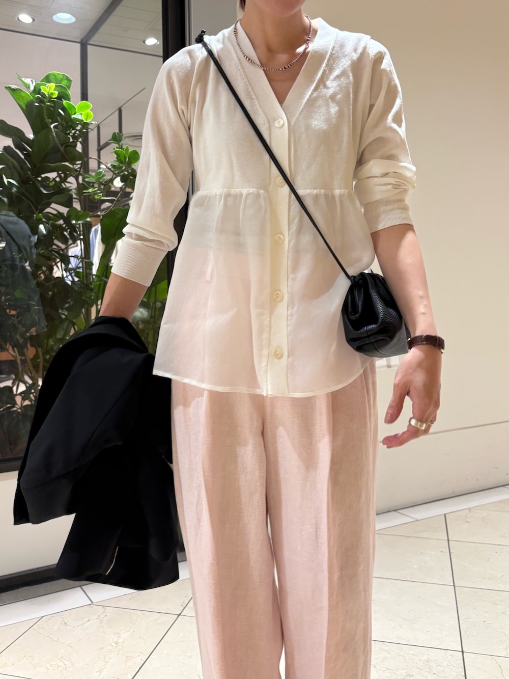 ブラック系のその他アウター、ピンク系のその他パンツ、ブラック系のショルダーバッグを着用したレディースの春コーディネートの8枚目の写真