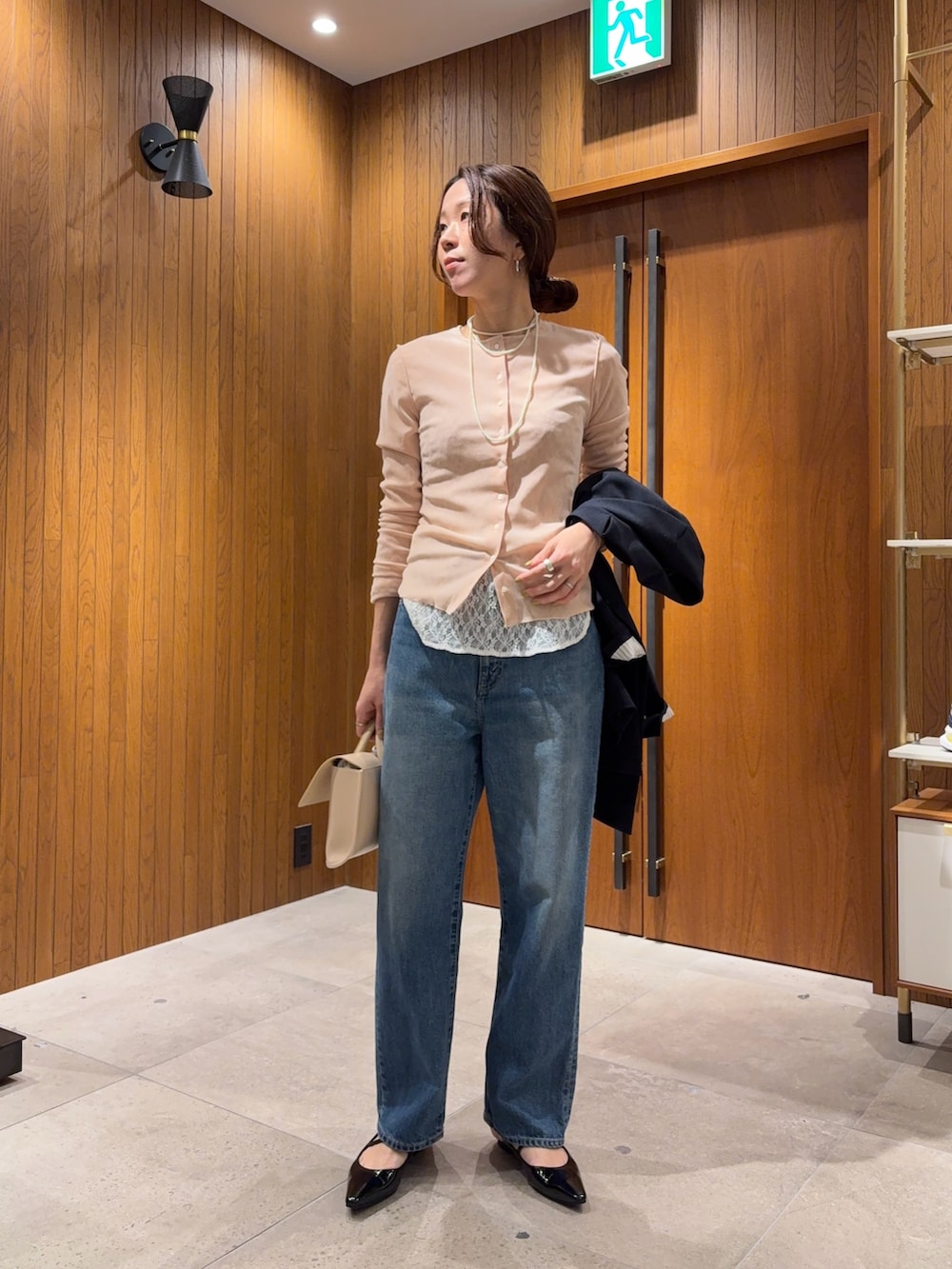 ブルー系のその他アウター、ピンク系のカーディガン/ボレロ、ホワイト系のTシャツ/カットソーを着用したレディースの冬コーディネートの8枚目の写真