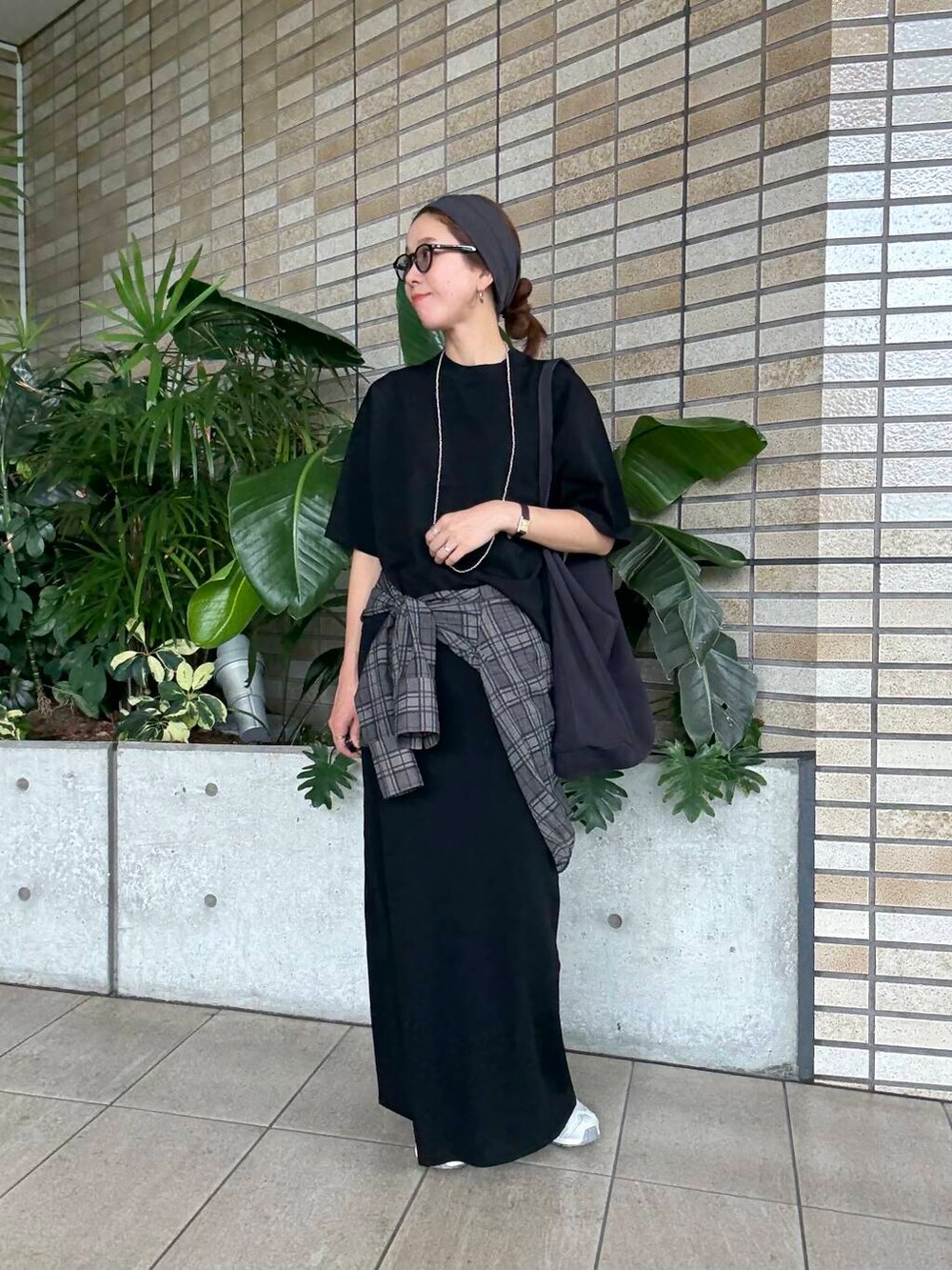 グレー系のシャツ/ブラウス、ブラック系のTシャツ/カットソー、ブラック系のスカートを着用したレディースの夏コーディネートの5枚目の写真