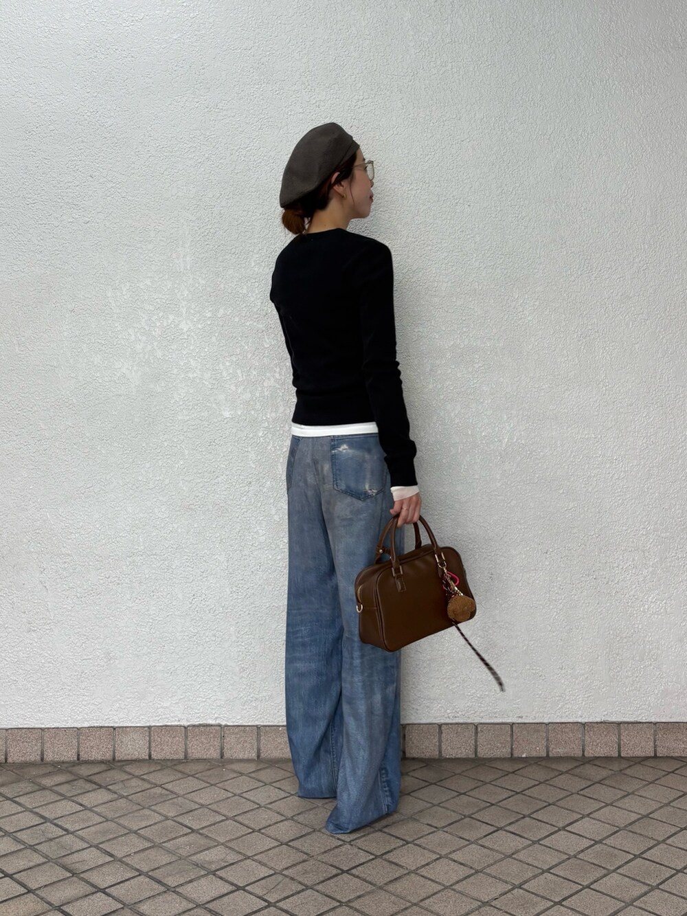 ブラック系のTシャツ/カットソー、ホワイト系のTシャツ/カットソー、レッド系のパンプスを着用したレディースの秋コーディネートの3枚目の写真