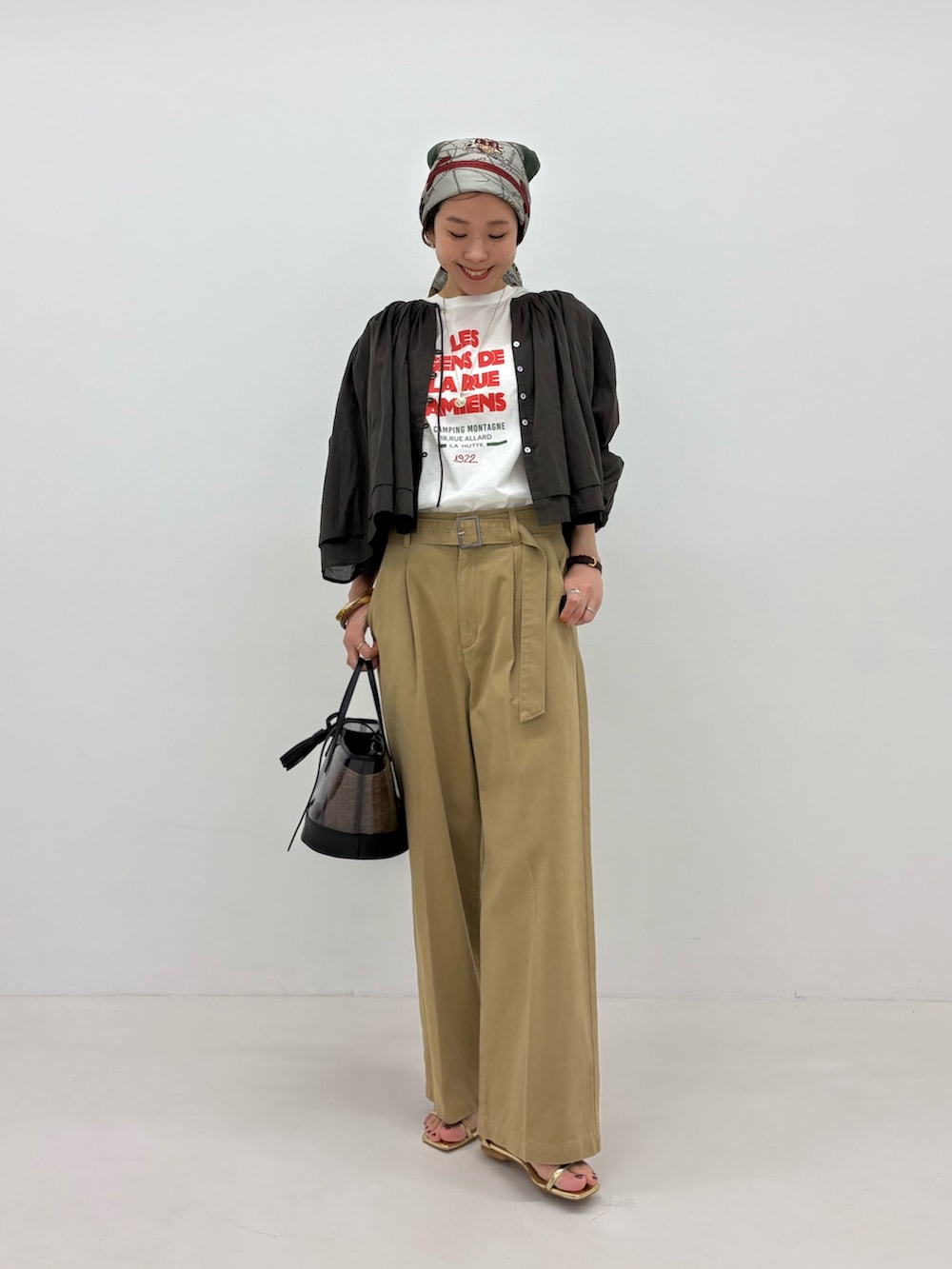 ベージュ系のその他パンツ、ブラウン系のシャツ/ブラウスを着用したレディースの春コーディネートの6枚目の写真