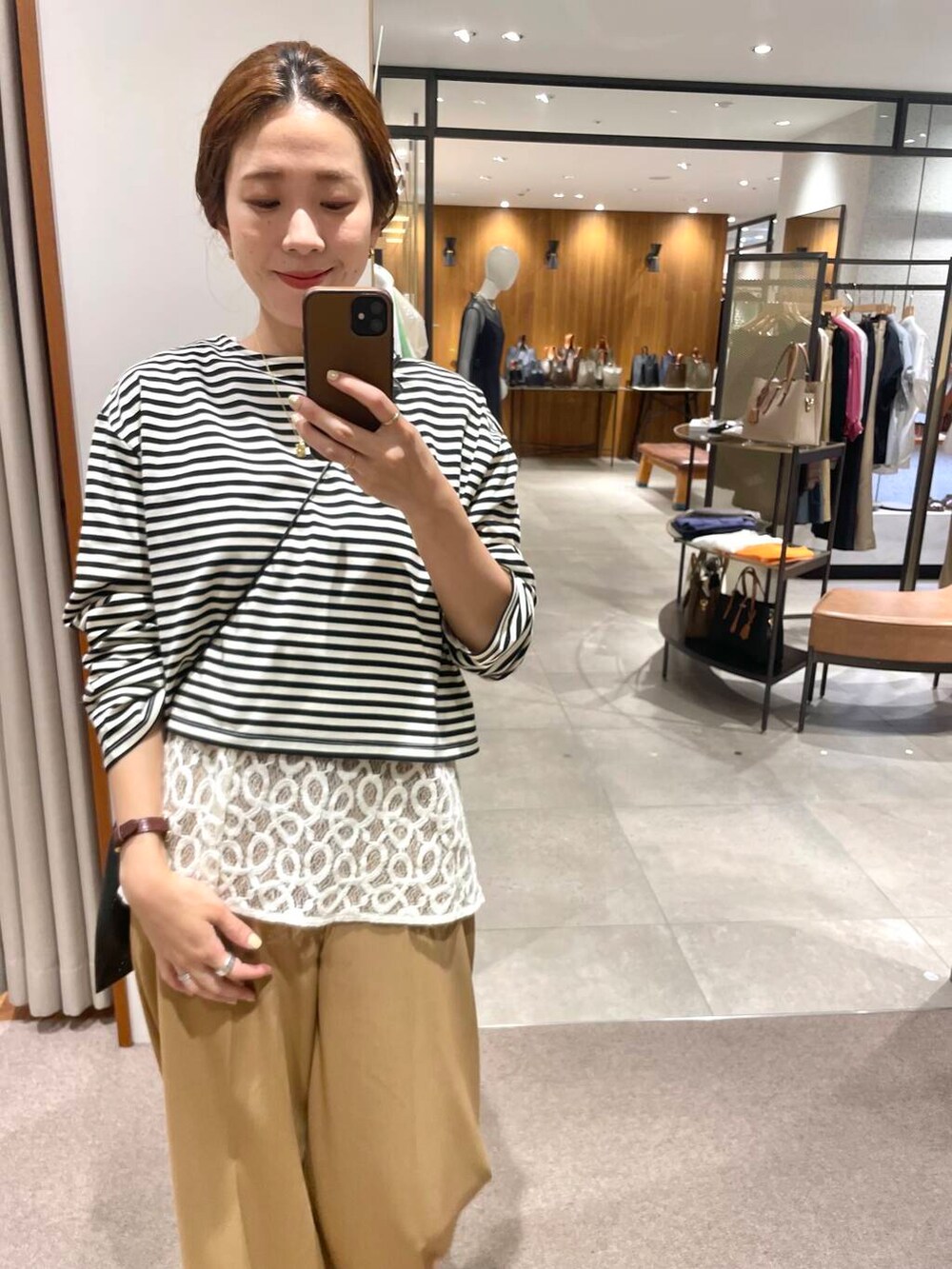 ブラック系のショルダーバッグ、イエロー系のその他パンツ、ホワイト系のベストを着用したレディースの夏コーディネートの2枚目の写真