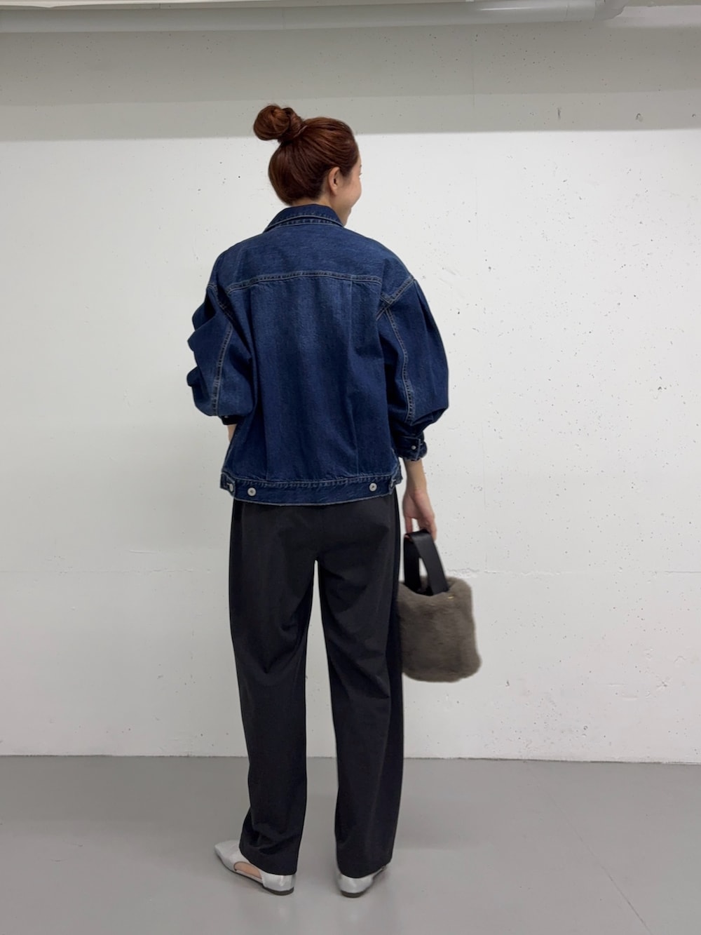 ホワイト系のシャツ/ブラウス、シルバー系のパンプス、ブルー系のデニムジャケットを着用したレディースの夏コーディネートの3枚目の写真