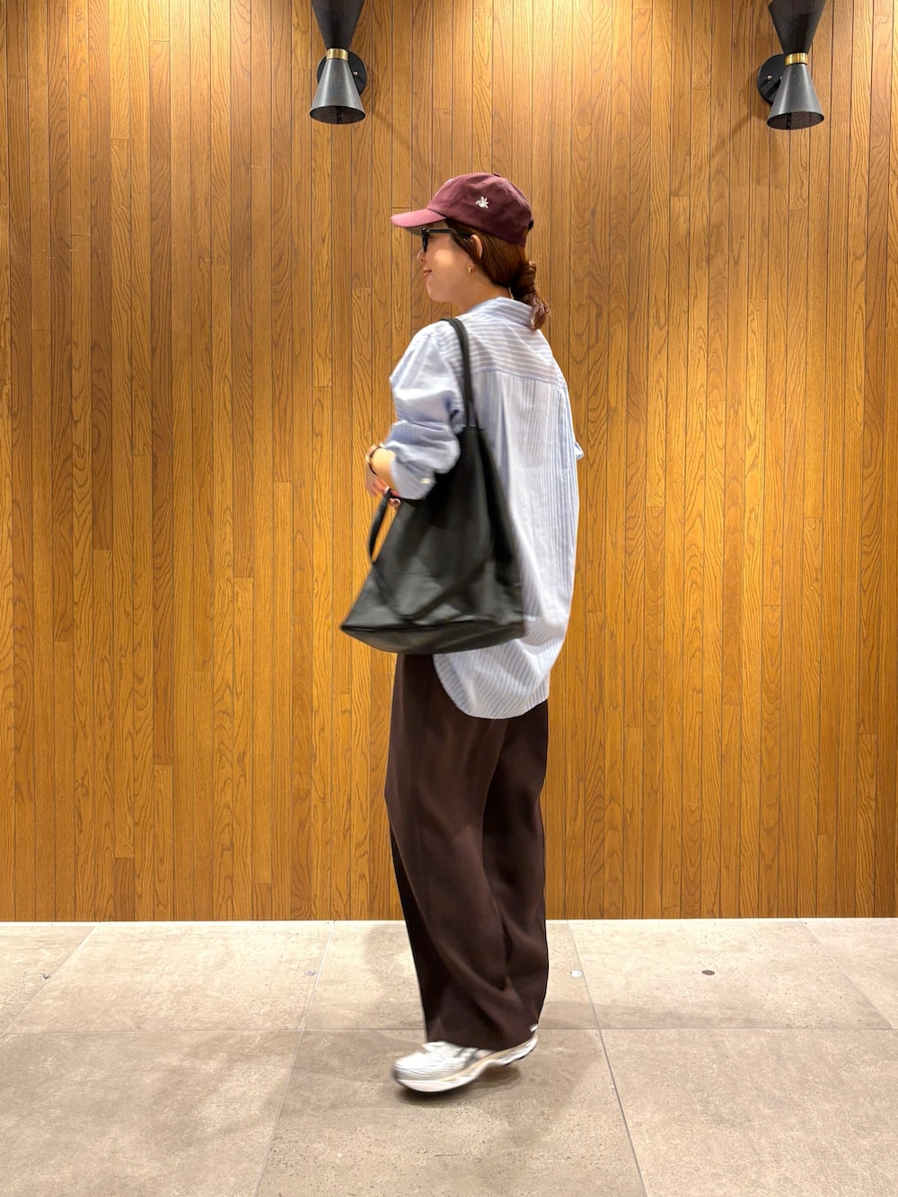 ブラウン系のその他パンツ、ホワイト系のスニーカー、その他のシャツ/ブラウスを着用したレディースの秋コーディネートの2枚目の写真