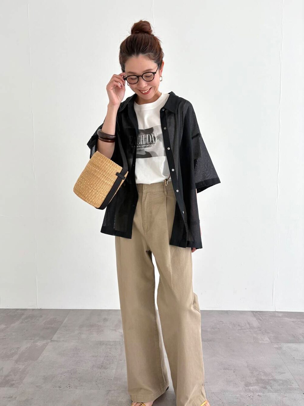 ベージュ系のその他パンツ、その他のTシャツ/カットソー、ゴールド系のサンダルを着用したレディースの春コーディネートの4枚目の写真