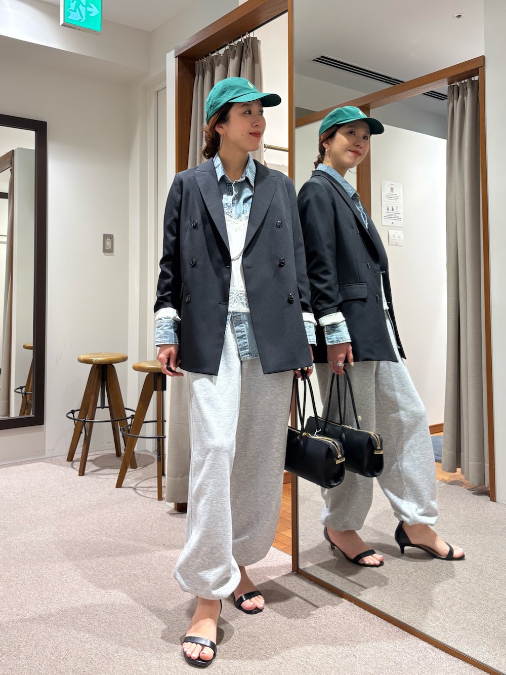 ブラック系のその他アウター、ブルー系のシャツ/ブラウス、グレー系のスウェットパンツを着用したレディースの春コーディネートの5枚目の写真