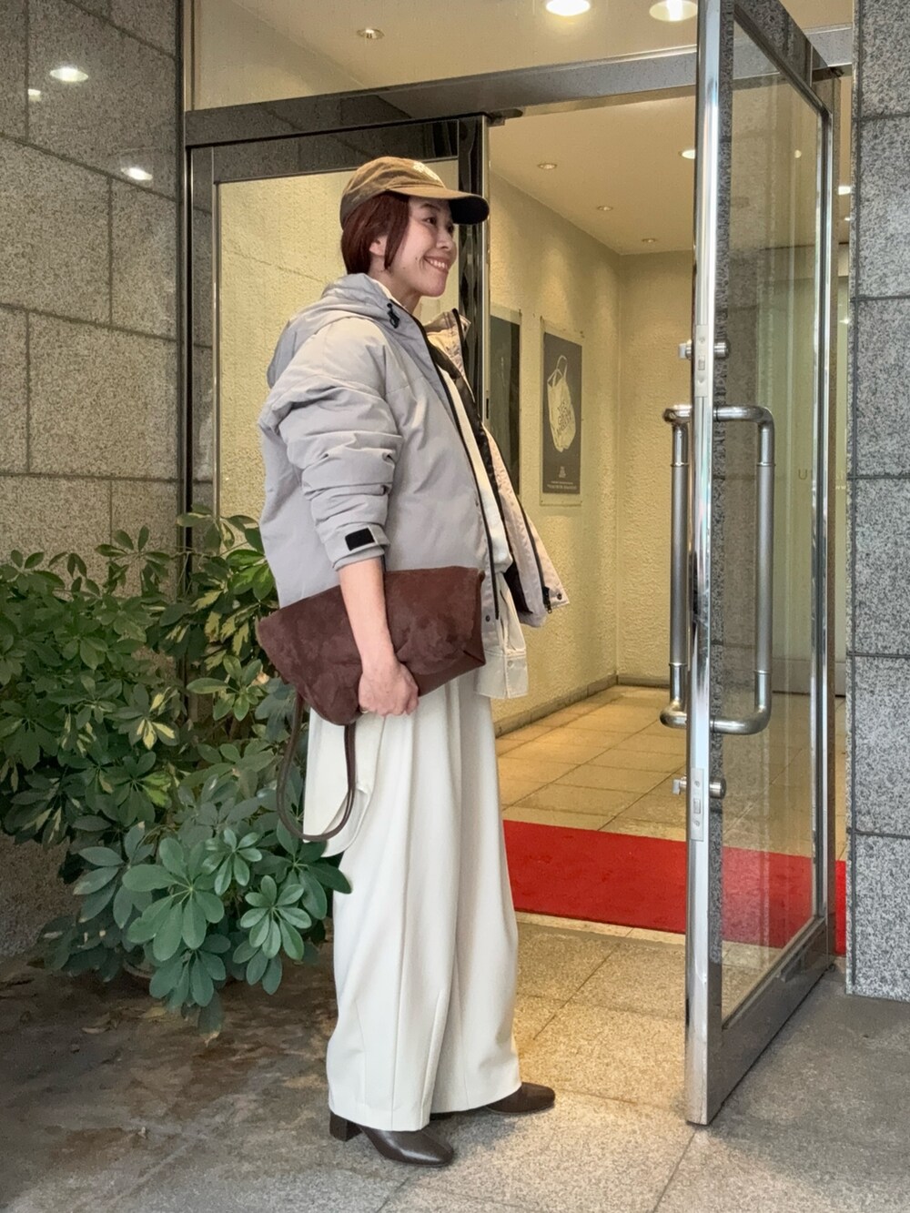 ホワイト系のその他パンツ、ブラウン系のトートバッグ、ホワイト系のシャツ/ブラウスを着用したレディースの秋コーディネートの2枚目の写真