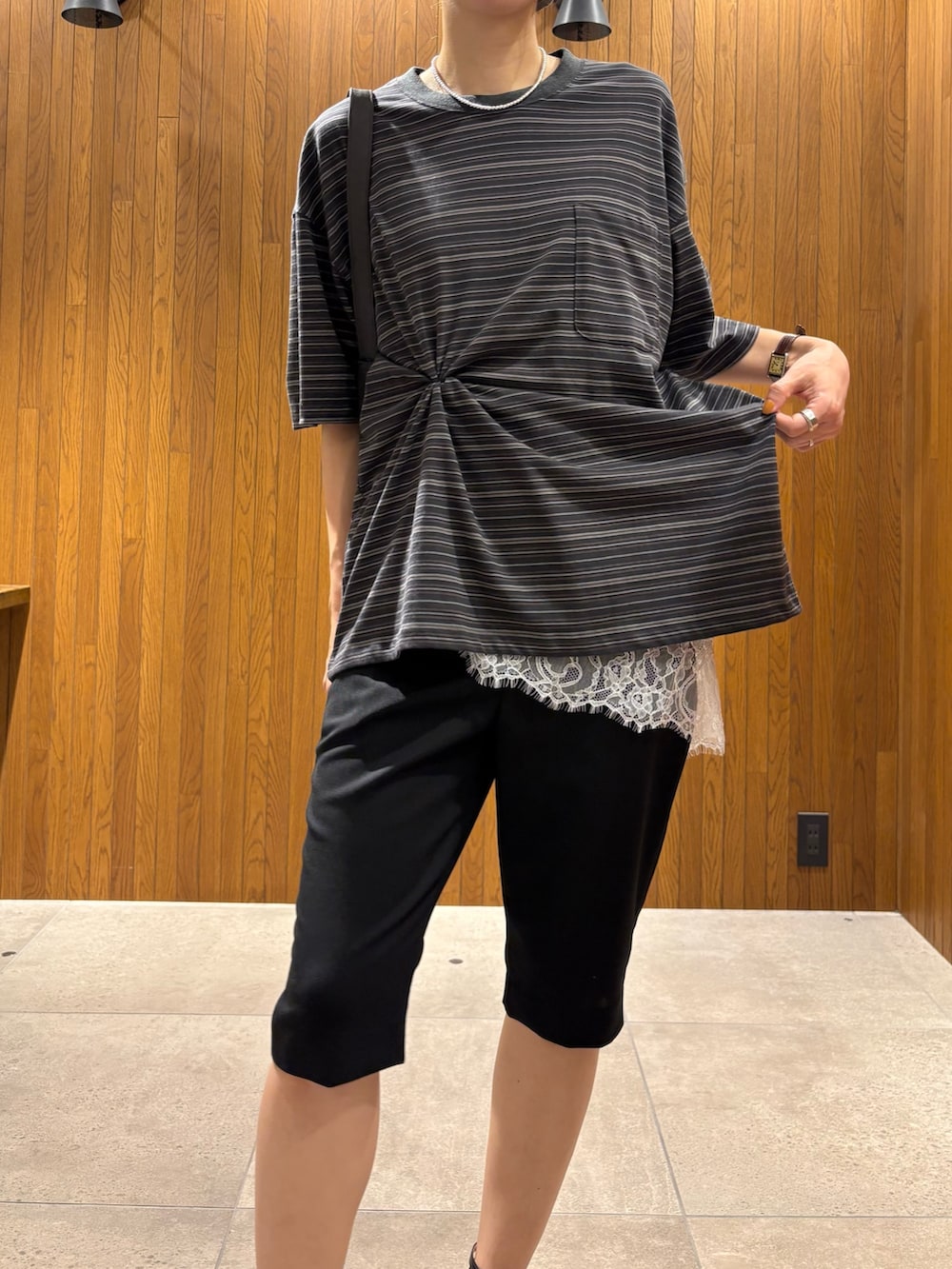 ホワイト系のキャミソール、ブラック系のその他パンツ、ブラウン系のTシャツ/カットソーを着用したレディースの夏コーディネートの6枚目の写真