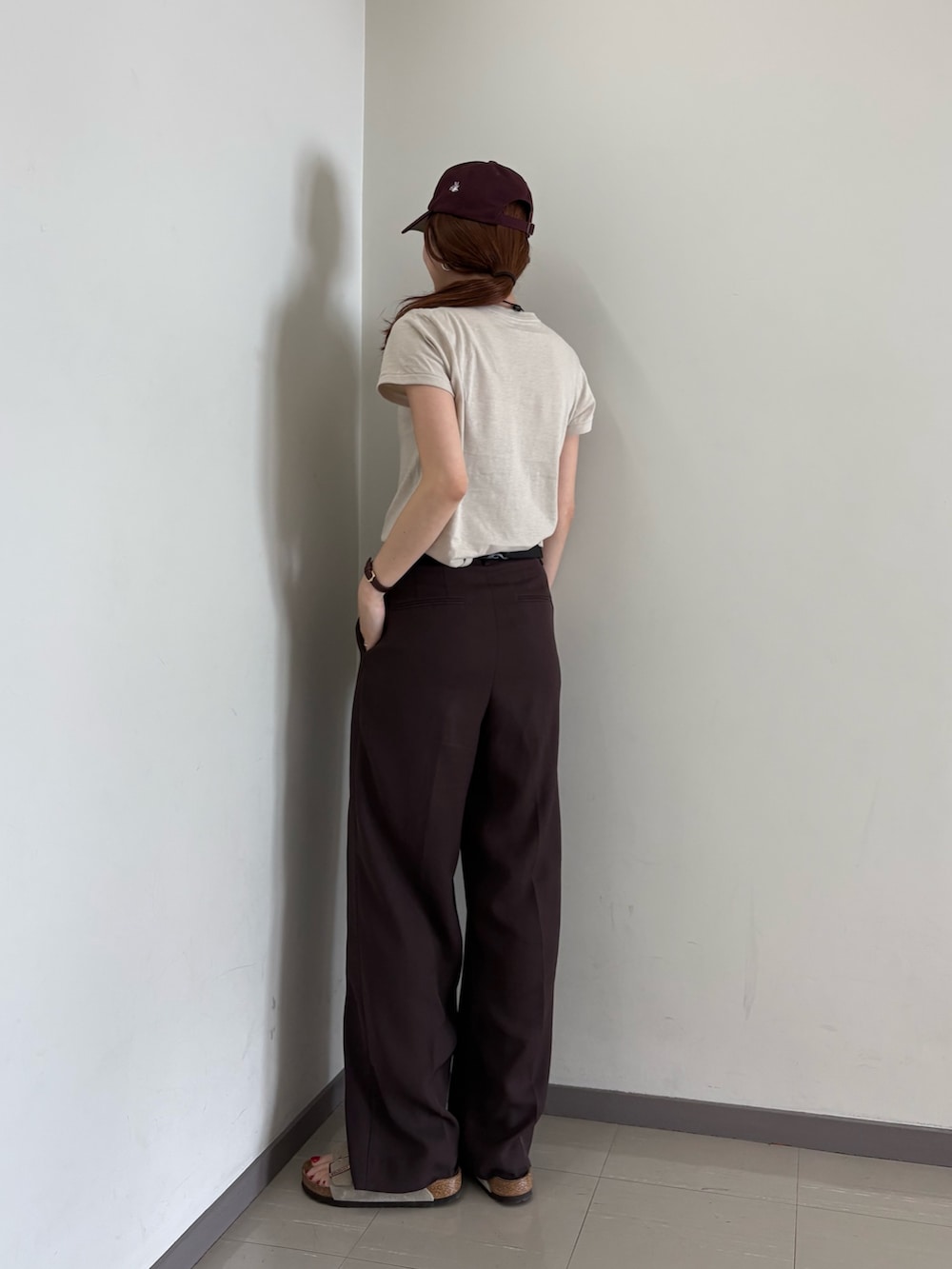 その他のTシャツ/カットソー、ブラウン系のその他パンツ、ベージュ系のサンダルを着用したレディースの春コーディネートの3枚目の写真