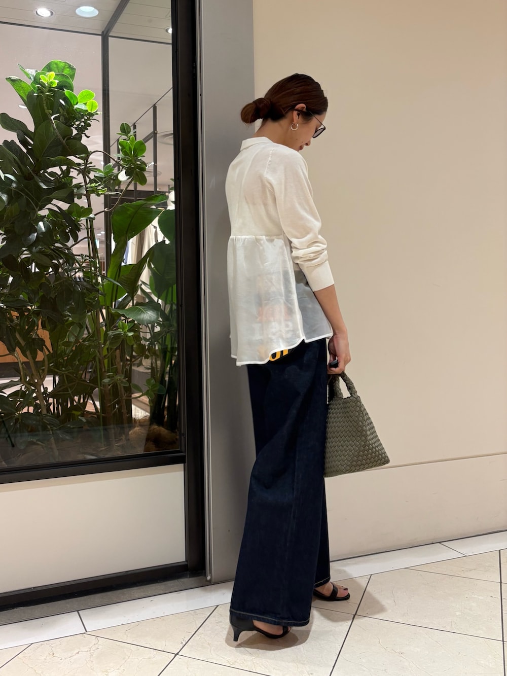 ホワイト系のカーディガン/ボレロ、ブルー系のデニムパンツ、グリーン系のトートバッグを着用したレディースの春コーディネートの2枚目の写真