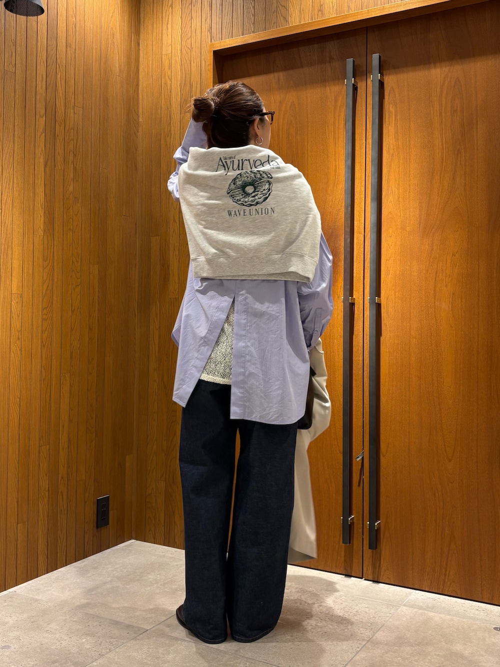 グレー系のトレンチコート、その他のシャツ/ブラウス、ホワイト系のシャツ/ブラウスを着用したレディースの冬コーディネートの9枚目の写真