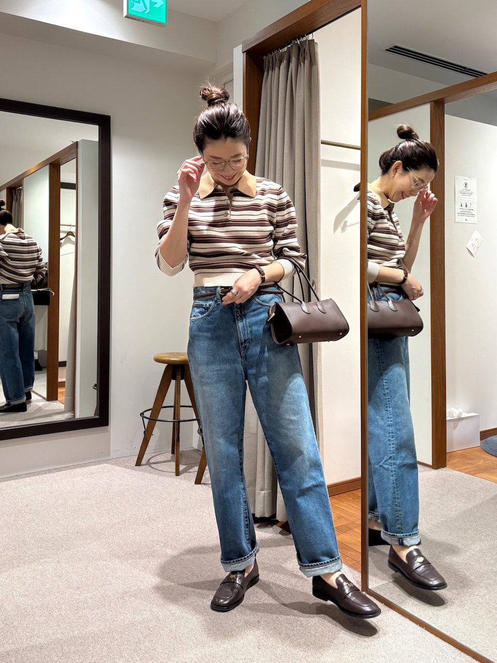 その他のニット/セーター、ブルー系のデニムパンツ、ブラウン系のローファーを着用したレディースの冬コーディネートの6枚目の写真