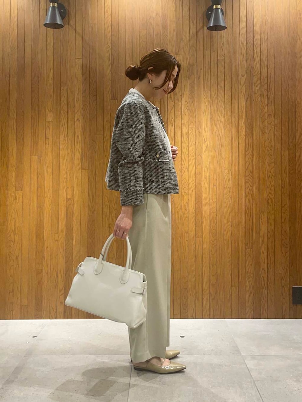 ベージュ系のその他パンツ、ブラック系のノーカラージャケット、ホワイト系のシャツ/ブラウスを着用したレディースの冬コーディネートの3枚目の写真