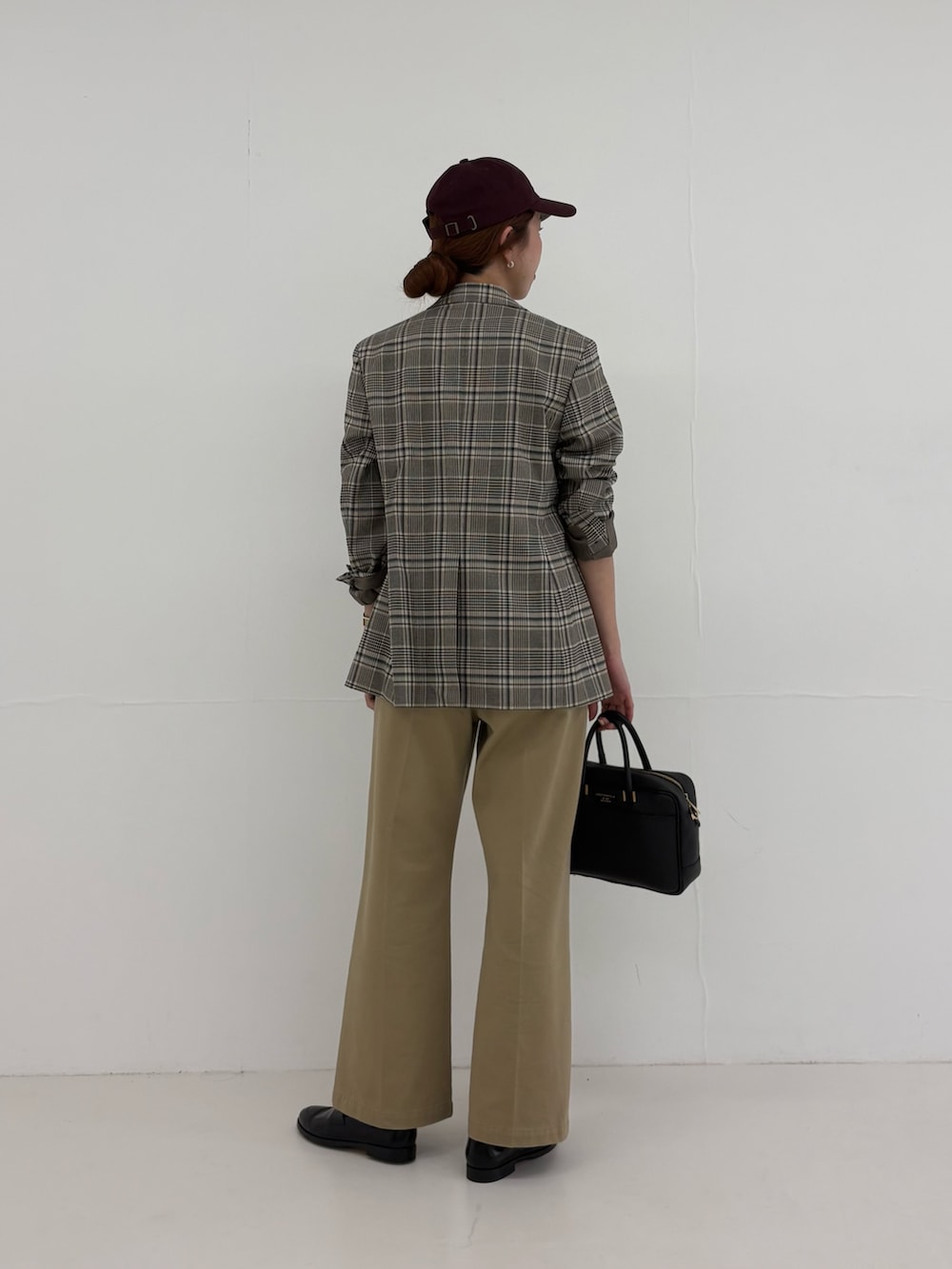ブラック系のローファー、ホワイト系のTシャツ/カットソー、ベージュ系のその他パンツを着用したレディースの秋コーディネートの4枚目の写真
