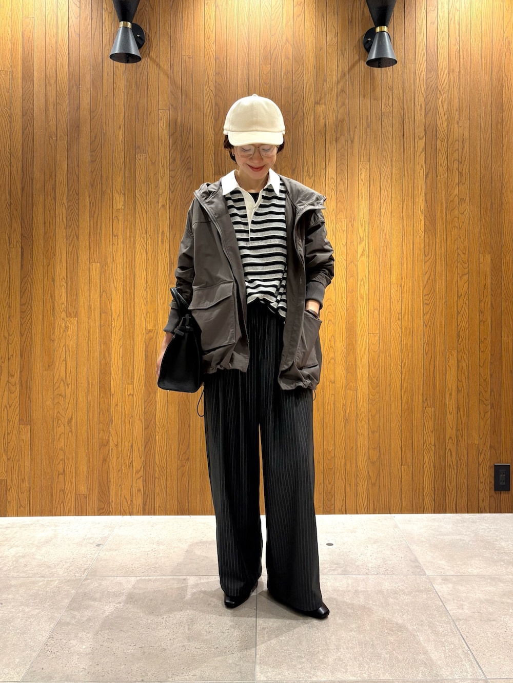 その他のその他パンツ、ブラック系のローファー、グレー系のマウンテンパーカーを着用したレディースの秋コーディネートの2枚目の写真