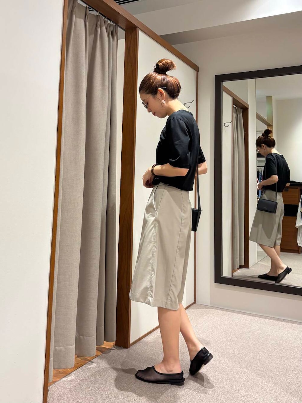 グレー系のその他パンツ、ブラック系のTシャツ/カットソー、ブラック系のバレエシューズを着用したレディースの夏コーディネートの3枚目の写真