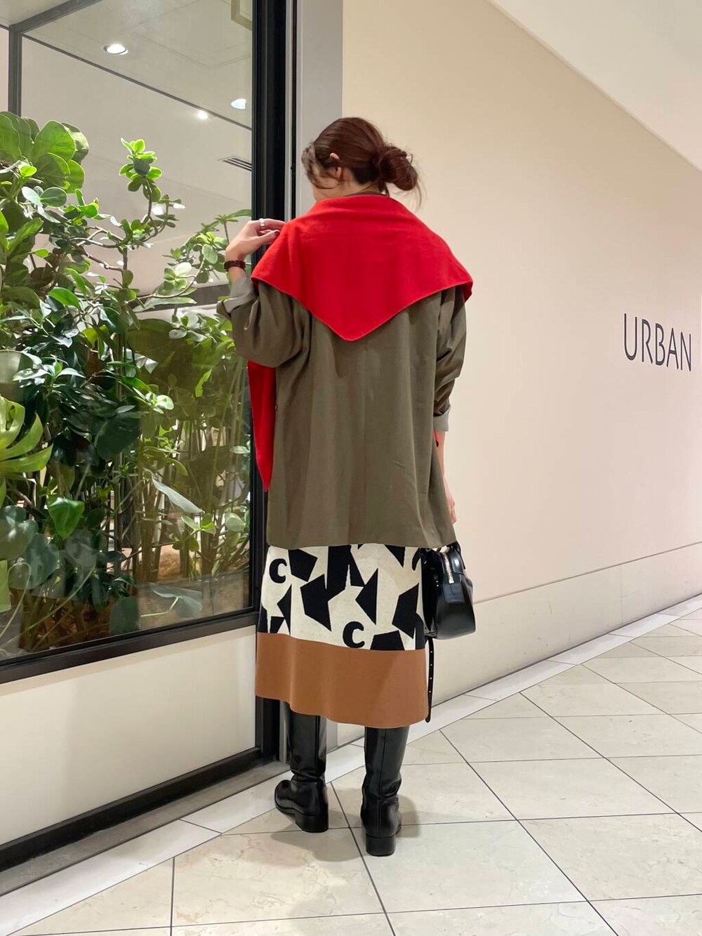 ブラック系のショルダーバッグ、ブラウン系のその他アウター、ホワイト系のニット/セーターを着用したレディースの秋コーディネートの4枚目の写真