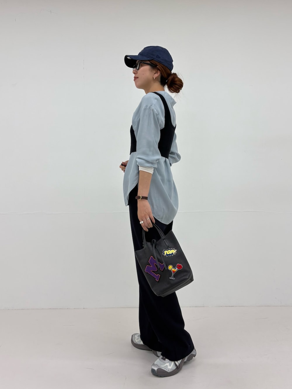 ブラック系のニット/セーター、ブルー系のシャツ/ブラウス、ブルー系のその他パンツを着用したレディースの夏コーディネートの2枚目の写真