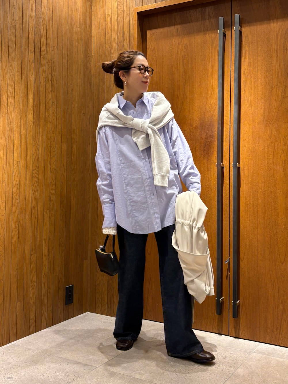 グレー系のトレンチコート、その他のシャツ/ブラウス、ホワイト系のシャツ/ブラウスを着用したレディースの冬コーディネートの6枚目の写真