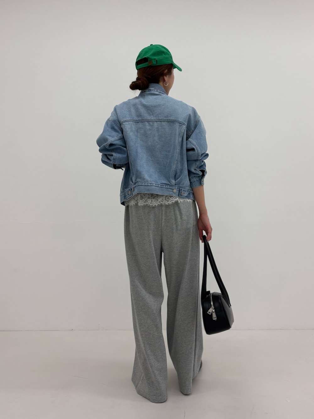 グレー系のその他パンツ、ホワイト系のキャミソール、ブルー系のデニムジャケットを着用したレディースの冬コーディネートの3枚目の写真