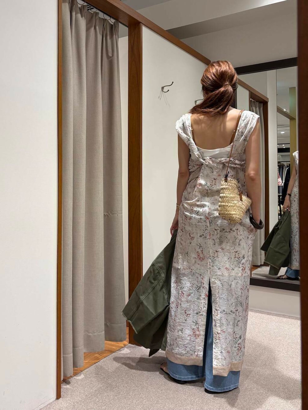 ホワイト系のキャミソール、その他のワンピース、ブルー系のデニムパンツを着用したレディースの夏コーディネートの3枚目の写真