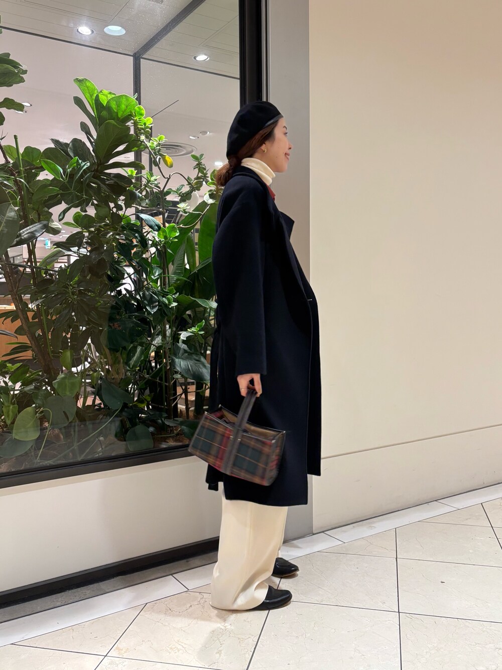 ホワイト系のその他パンツ、その他のハンドバッグ、ブラウン系のシャツ/ブラウスを着用したレディースの秋コーディネートの2枚目の写真