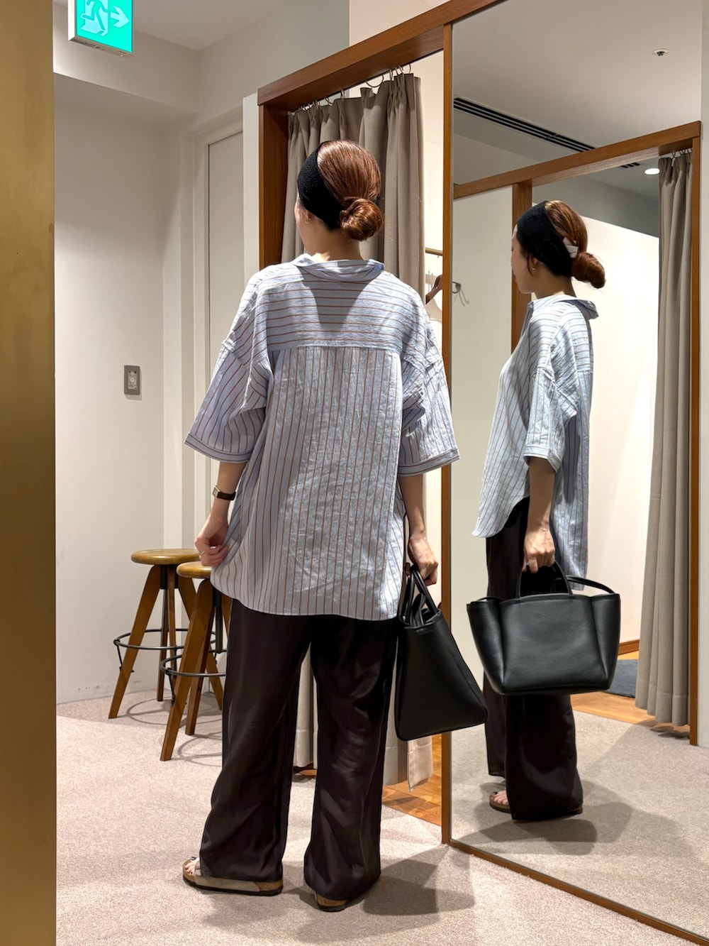 ブラウン系のシャツ/ブラウス、ベージュ系のサンダル、グレー系のその他パンツを着用したレディースの夏コーディネートの3枚目の写真