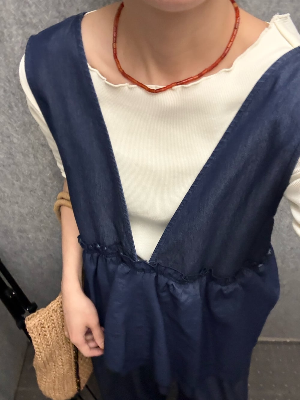 ブルー系のサロペット/オーバーオール、ベージュ系のトートバッグ、ホワイト系のTシャツ/カットソーを着用したレディースの春コーディネートの6枚目の写真