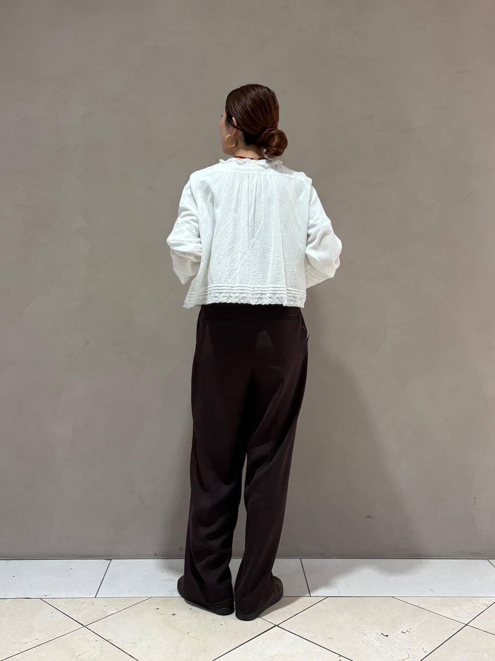 ホワイト系のシャツ/ブラウス、ブラウン系のその他パンツ、ブラウン系のその他パンツを着用したレディースの夏コーディネートの3枚目の写真