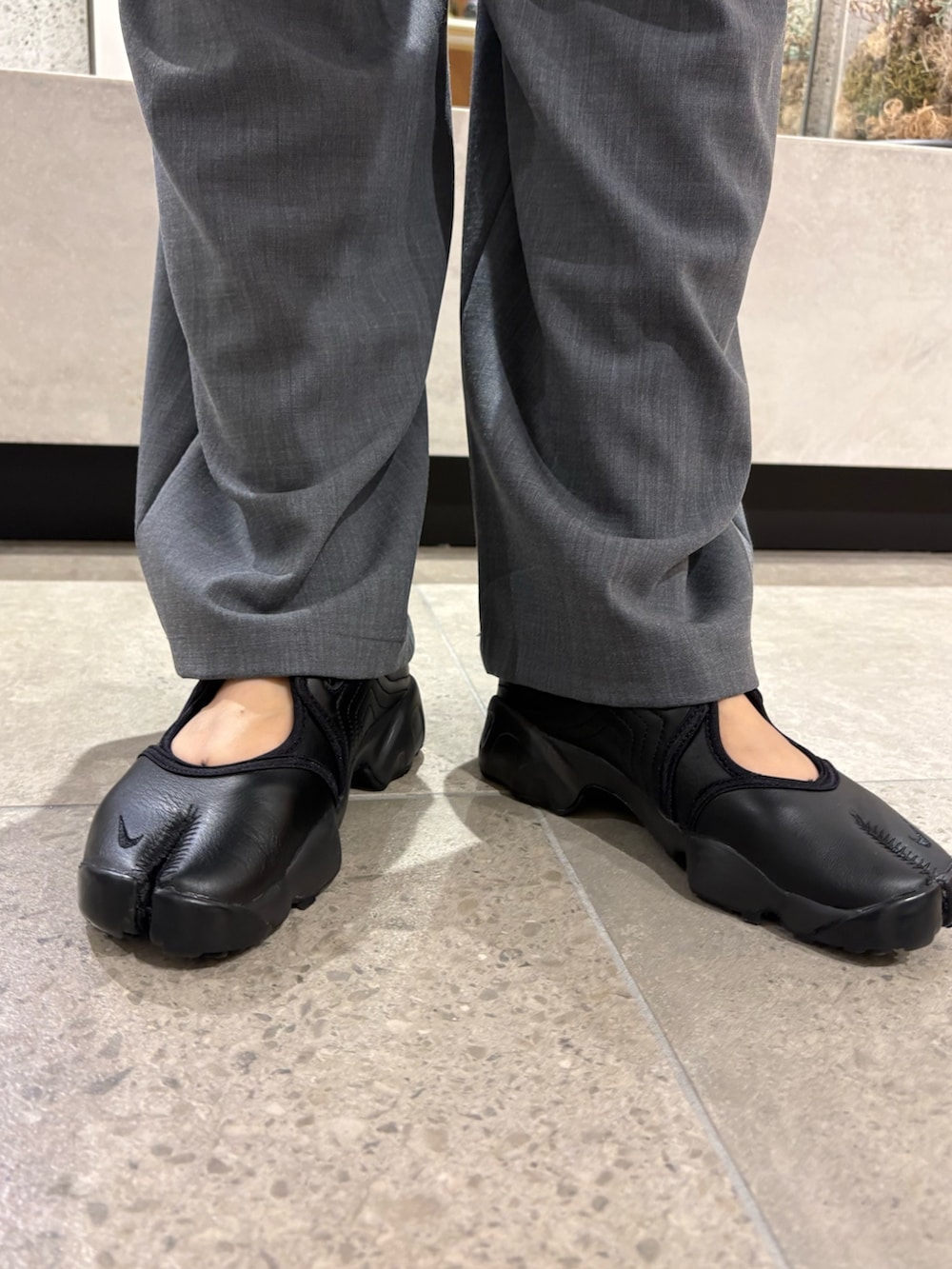 その他のシャツ/ブラウス、グレー系のその他パンツ、ブラック系のスニーカーを着用したレディースの春コーディネートの8枚目の写真