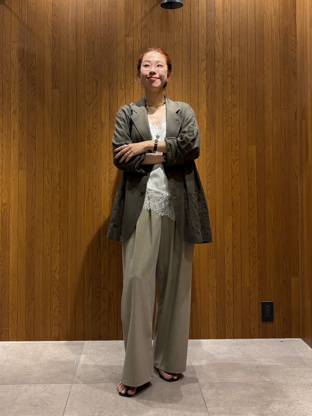 ホワイト系のキャミソール、ベージュ系のその他パンツ、ブラック系のサンダルを着用したレディースの夏コーディネートの5枚目の写真