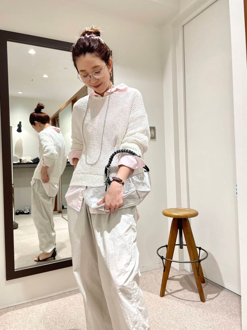 ピンク系のシャツ/ブラウス、ホワイト系のニット/セーターを着用したレディースの春コーディネートの4枚目の写真